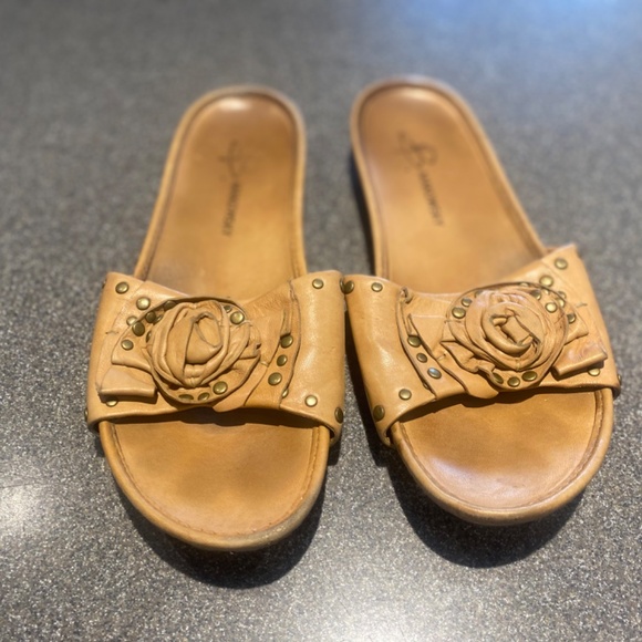 B Makowsky Jade Slides Genuine Leather in Beige  - Size 9.5M - Picture 8 of 8